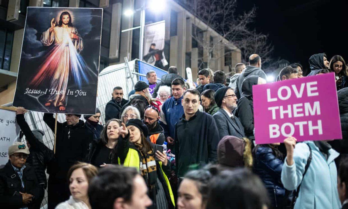 oh my god twitter doesn’t include alt text from images in their API